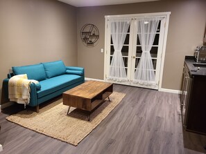 Living area - Cozy and serene 1-bedroom apartment over garage in terrific Atascadero (Atascadero)
