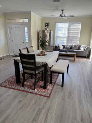 Interior - Spacious 5-bedroom house in amazing Orange Park with AC and close to beaches (Orange park)