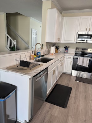 Fridge, microwave, oven, stovetop - Spacious 5-bedroom house in amazing Orange Park with AC and close to beaches (Orange park)