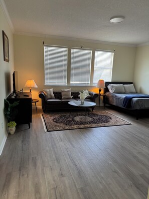 Smart TV - Spacious 5-bedroom house in amazing Orange Park with AC and close to beaches (Orange park)