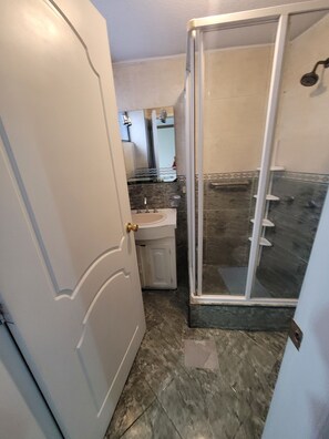 Shower, towels, soap, shampoo - Spacious apartment in downtown Quito, perfect for your getaway (Quito)