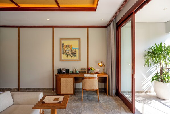 Suite estándar, vista al jardín | Área de sala de estar | Smart TV de 40 pulgadas con canales por cable 