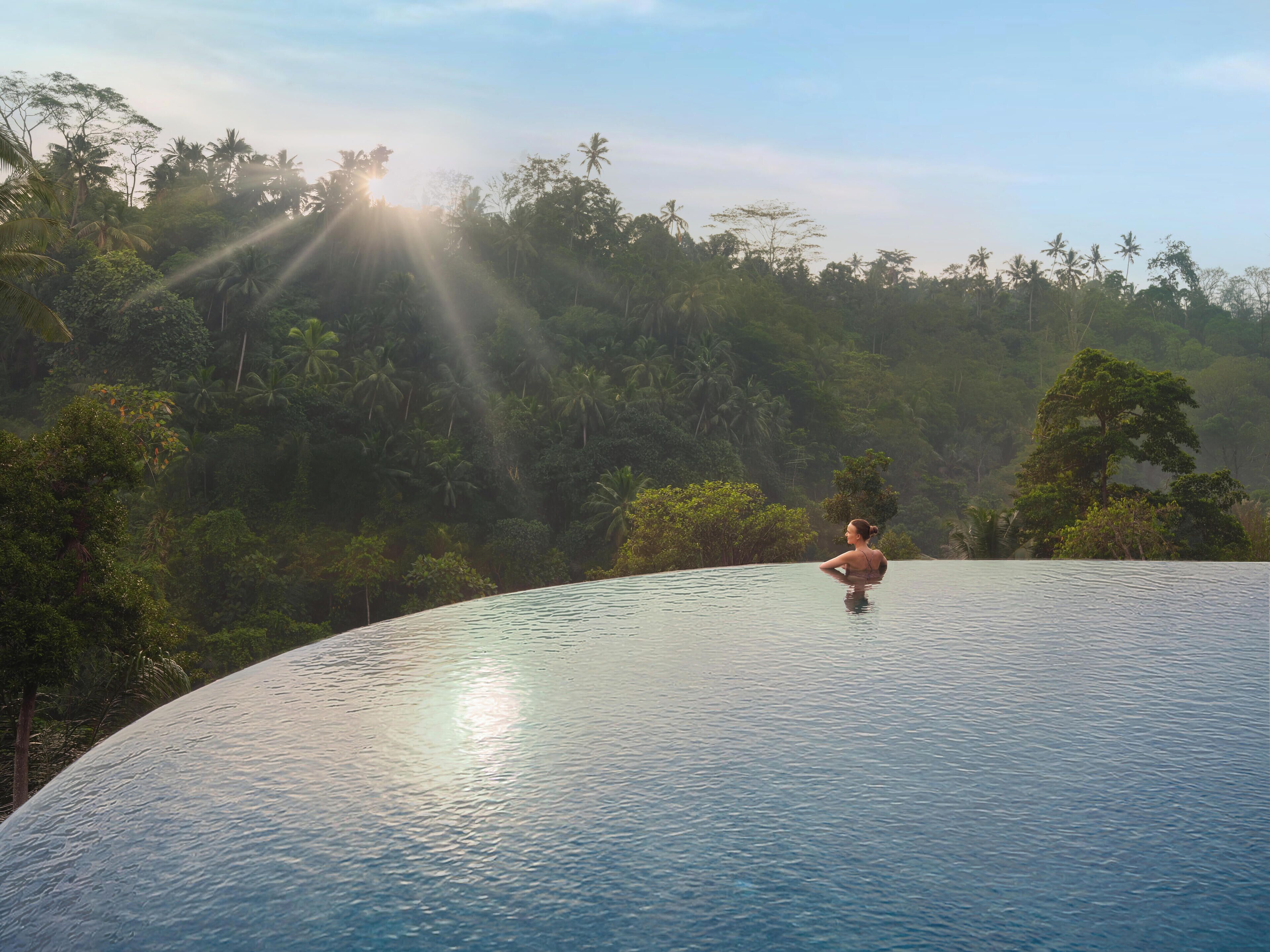 Una piscina al aire libre