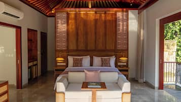 Villa ejecutiva, 1 habitación, vistas al jardín | Minibar (con algunos artículos gratuitos), caja fuerte, escritorio