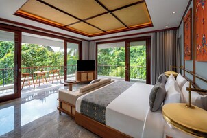 Suite estándar, vistas al jardín | Minibar (con algunos artículos gratuitos), caja fuerte, escritorio