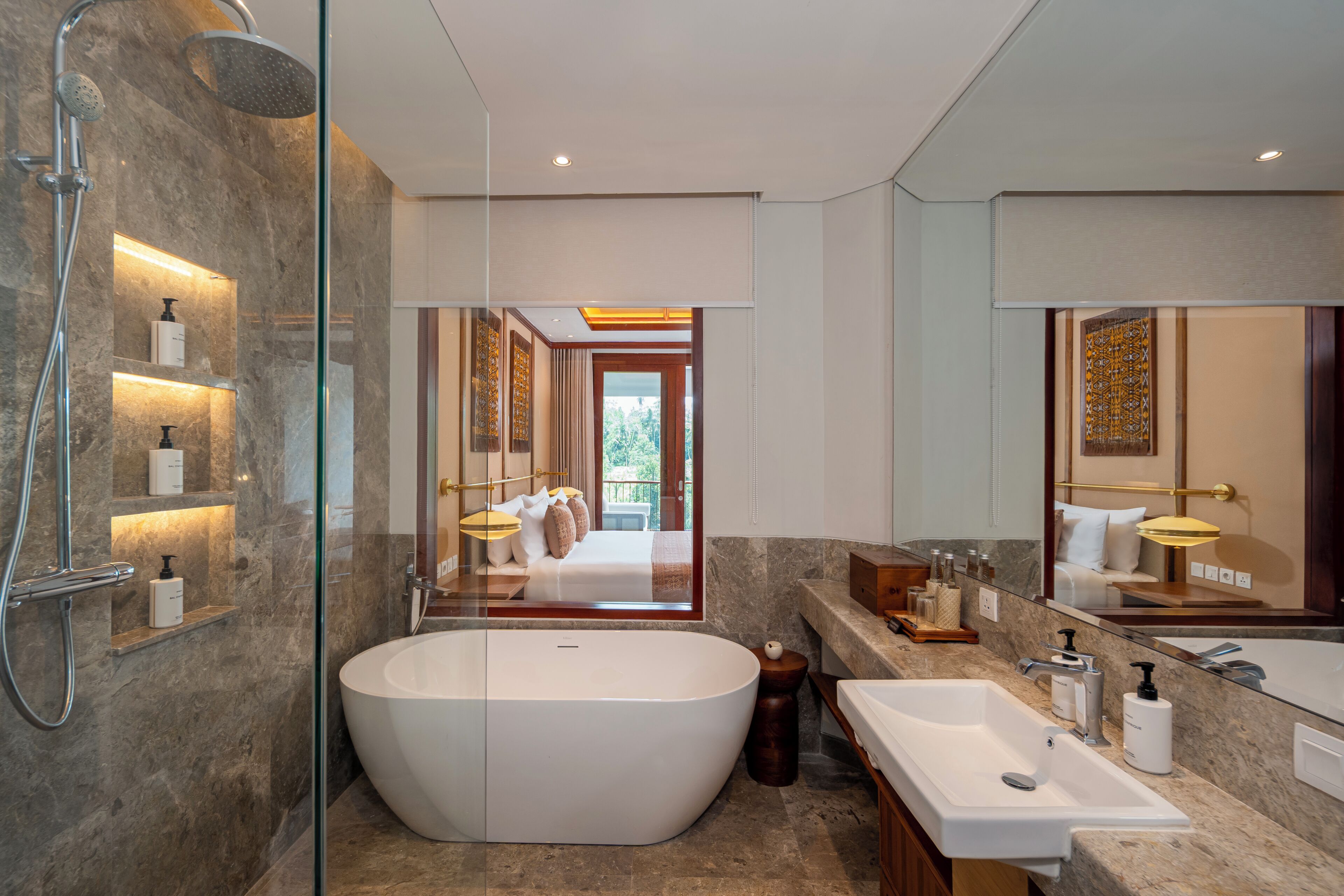 Adiwana Room Jungle View | Salle de bain | Articles de toilette gratuits, sèche-cheveux, peignoirs, chaussons