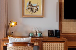 Adiwana Room | Artículos del minibar gratis y caja de seguridad en la habitación 