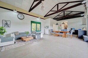 Living area - Train station among vineyards ideal for wine tourism and train enthusiasts. (San Asensio)