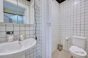 Een douche, een haardroger, handdoeken, zeep