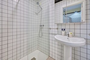 Ducha, secador de pelo, toallas, jabón