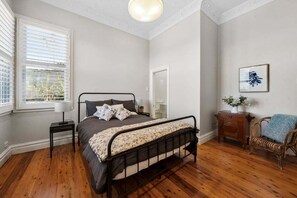 7 makuuhuonetta, silitysrauta/-lauta, vuodevaatteet