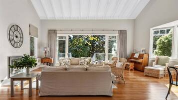 Kamin, Tischtennisplatte