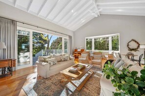 Fireplace, ping pong - Prior Lodge Katoomba - Spacious & Stylish Retreat (Blue Mountains)