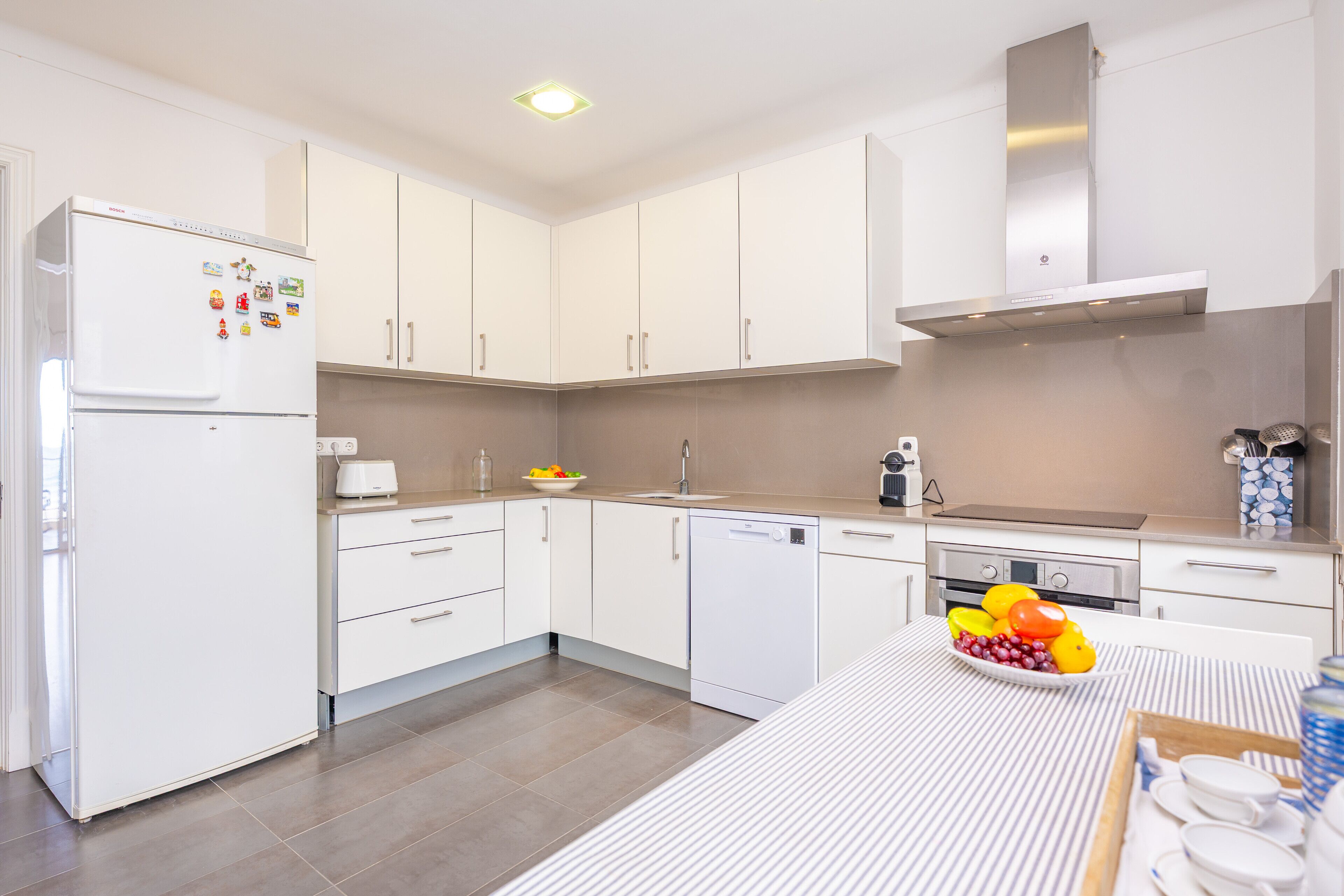 Réfrigérateur, four, plaque de cuisson, lave-vaisselle