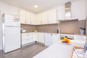 Fridge, oven, stovetop, dishwasher - TUGORES SIMÓ 2º A - Charming apartment on the beachfront in Can Picafort – Free Wi-Fi (Muro)