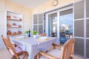 Outdoor dining - TUGORES SIMÓ 2º A - Charming apartment on the beachfront in Can Picafort – Free Wi-Fi (Muro)
