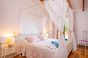 Een strijkplank/strijkijzer, gratis wifi, beddengoed