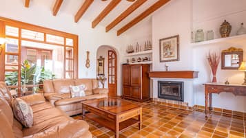 Een televisie, een open haard en een tafeltennistafel