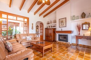 Een televisie, een open haard en een tafeltennistafel