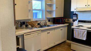 Microondas, horno, parrilla de estufa y lavavajillas