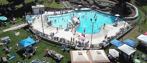 Una piscina techada, una piscina al aire libre