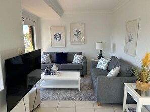TV, books - Beautiful Tranquil Getaway With Sauna & Spa Bath (hawks nest)