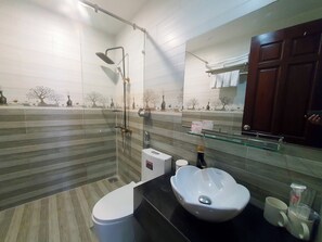 A modern bathroom with a glass-enclosed shower, a white sink, and a large mirror. - GOLD KIM PHÚ - Hotel Da Lat (Cam Ly - Da Lat)