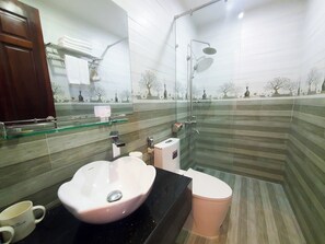 Habitación superior, balcón | Baño | Regadera, regadera tipo lluvia, amenidades de baño gratuitas 