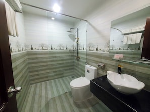 Deluxe Room, 2 Queen Beds | Bathroom | Shower, rainfall showerhead, free toiletries, hair dryer
