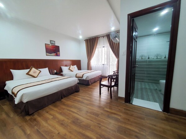 Habitación Deluxe, 2 camas Queen size | Ropa de cama de alta calidad y escritorio 