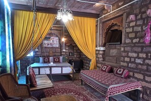 غرفة ديلوكس ثلاثية - بشرفة | واي فاي مجانًا