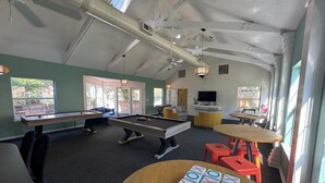 A spacious indoor recreational area with pool tables, a billiards table, and a table for playing tic-tac-toe. - Spacious 4-bedroom apartment centrally located and near UF and Shands Hospital (Gainesville)