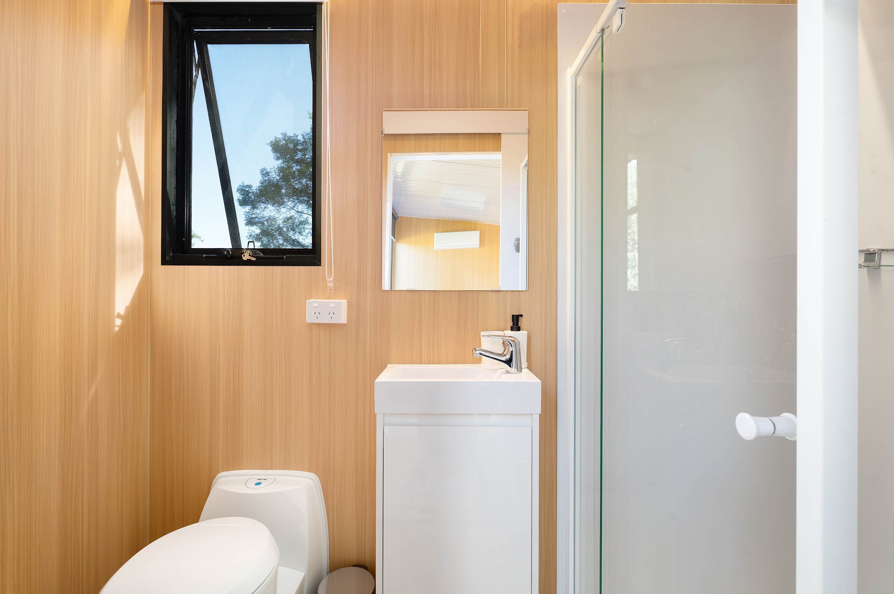 Een douche, een haardroger, handdoeken, shampoo
