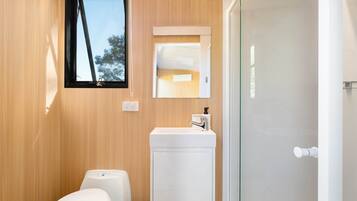 Een douche, een haardroger, handdoeken, shampoo