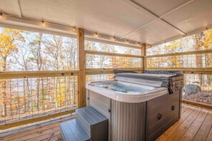 Indoor spa tub - Luxury Couples Getaway - King Bed - Hot Tub - Beautiful Views (Sevierville)