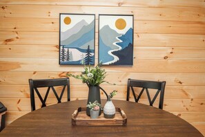 Dining - Luxury Couples Getaway - King Bed - Hot Tub - Beautiful Views (Sevierville)