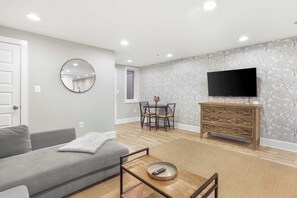 TV, offices - Sojourn Modern Stay in Historic Capitol Hill (District of Columbia)