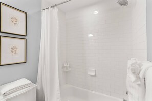 Shower, hair dryer, towels - Sojourn Modern Stay in Historic Capitol Hill (District of Columbia)