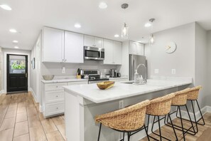 Fridge, microwave, oven, stovetop - Sojourn Modern Stay in Historic Capitol Hill (District of Columbia)