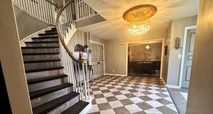 Immersive Themed Luxury Getaway-W/th- Hot Tub/Theater/Game Room/Gym-Sleeps Large