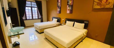 Family Room | Desk, free WiFi