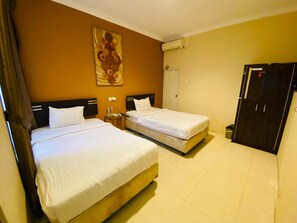 Family Room | Desk, free WiFi