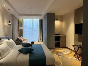 خزنة داخل الغرفة وتجهيزات عازلة للصوت ومكواة/لوح كي وواي فاي مجانًا