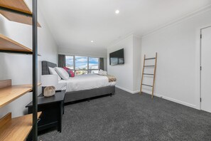 4 slaapkamers, een strijkplank/strijkijzer, reisbedje, gratis wifi