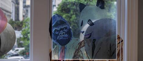 Una finestra con un quadro che raffigura due gorilla.