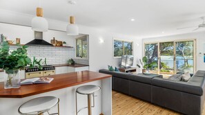 TV - The Inlet - Relax in this beautiful home on the tranquil Narrawallee Inlet (Narrawallee)