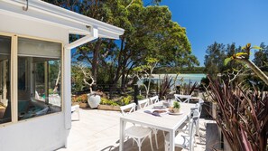 Outdoor dining - The Inlet - Relax in this beautiful home on the tranquil Narrawallee Inlet (Narrawallee)