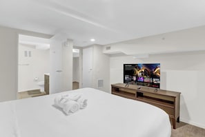 1 bedroom, desk, iron/ironing board, free WiFi - Downtown Cleveland LOFT Rooftop Gym Fast Wifi Near Stadiums & East 4th Street (Cleveland)