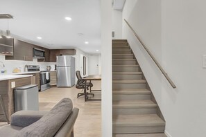Interior - Downtown Cleveland LOFT Rooftop Gym Fast Wifi Near Stadiums & East 4th Street (Cleveland)
