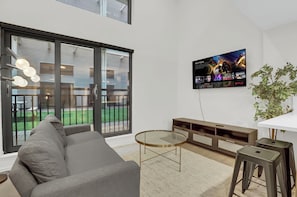 Smart TV - Downtown Cleveland LOFT Rooftop Gym Fast Wifi Near Stadiums & East 4th Street (Cleveland)